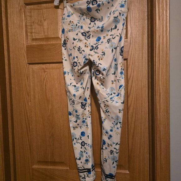 Athletic leggings - m -  Fabletics - cream with blue flowers - Picture 3 of 5